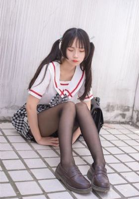 将军掀开她的乳罩揉捏她的胸
