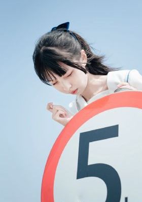 脱下衣服的漂亮姐姐